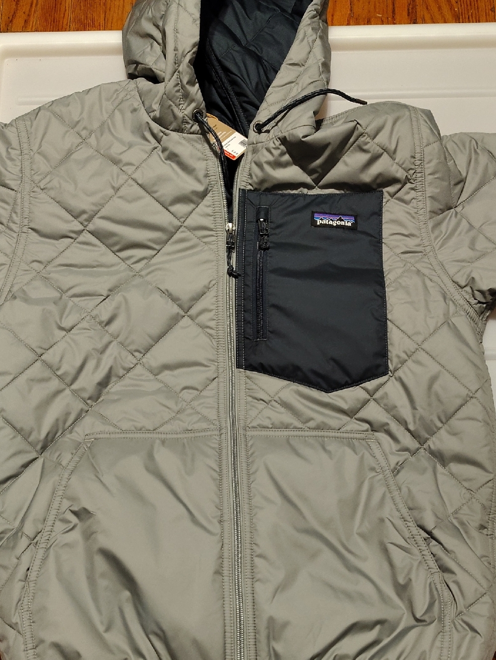 New Patagonia Light Gray Quilted Hooded Puffer with Black Chest Pocket